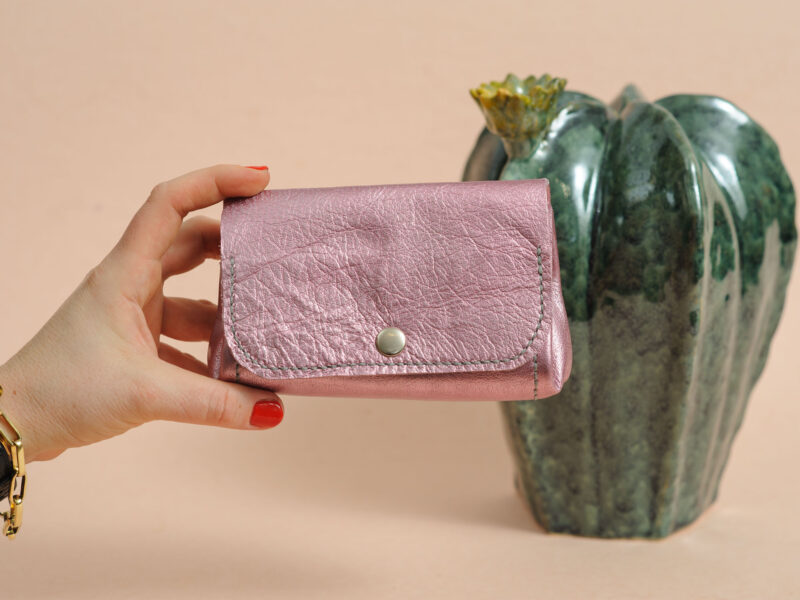 Różowy portfel ze skóry